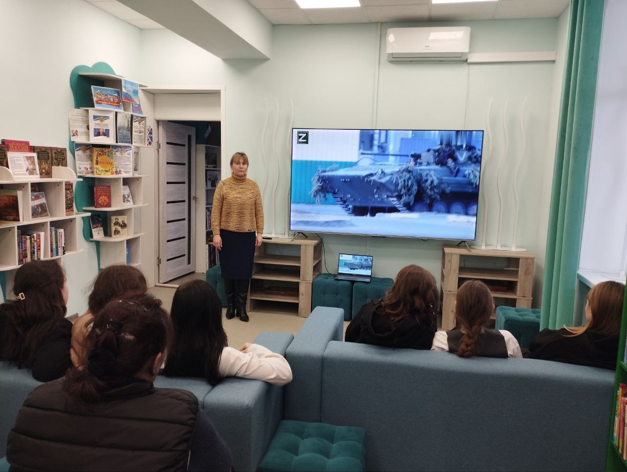 Новоданиловский СДК совместно с библиотекой провели тематическую беседу с просмотром видео - ролика " Начало СВО" для детей и коллектива СДК Новоданиловский СДК совместно с библиотекой провели тематическую беседу с просмотром видео - ролика " Начало СВО" для детей и коллектива СДК