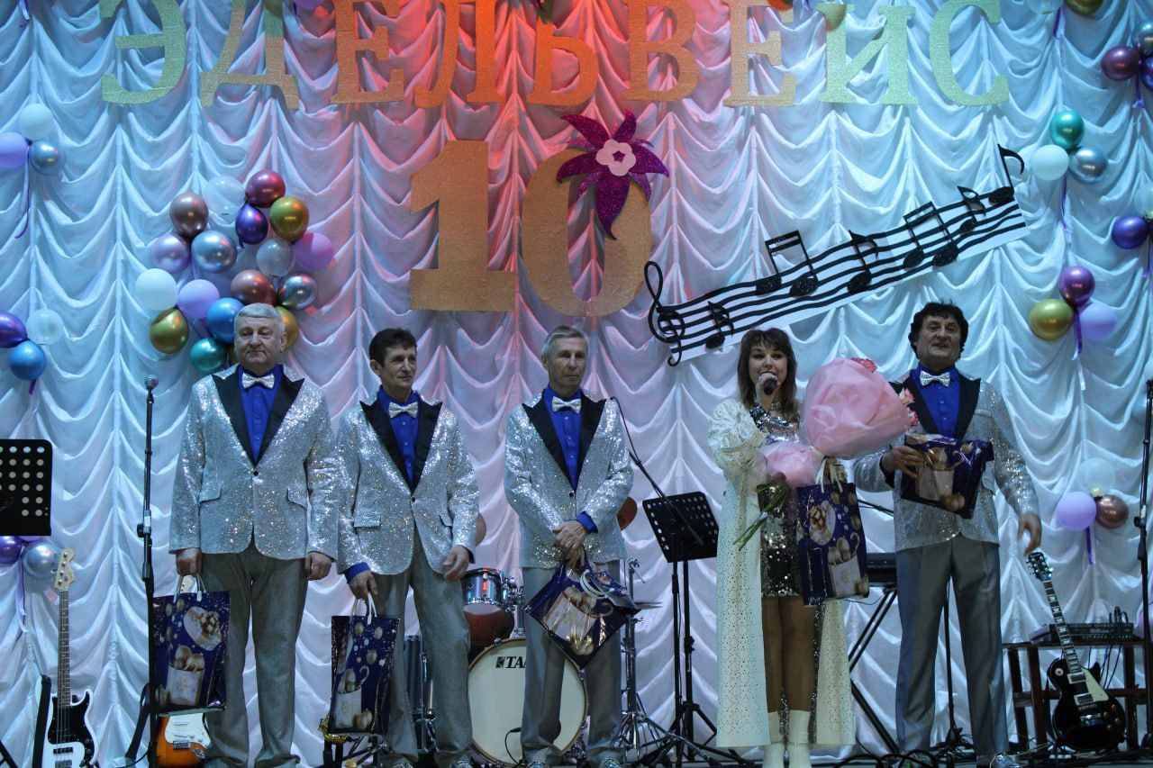 В Кирилловском Доме культуры состоялся юбилейный концерт творческой деятельности вокально-инструментального ансамбля "Эдельвейс" В Кирилловском Доме культуры состоялся юбилейный концерт творческой деятельности вокально-инструментального ансамбля "Эдельвейс"