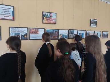 В Токмакской детской школе искусств открыта фотовыставка «Своих не бросаем»