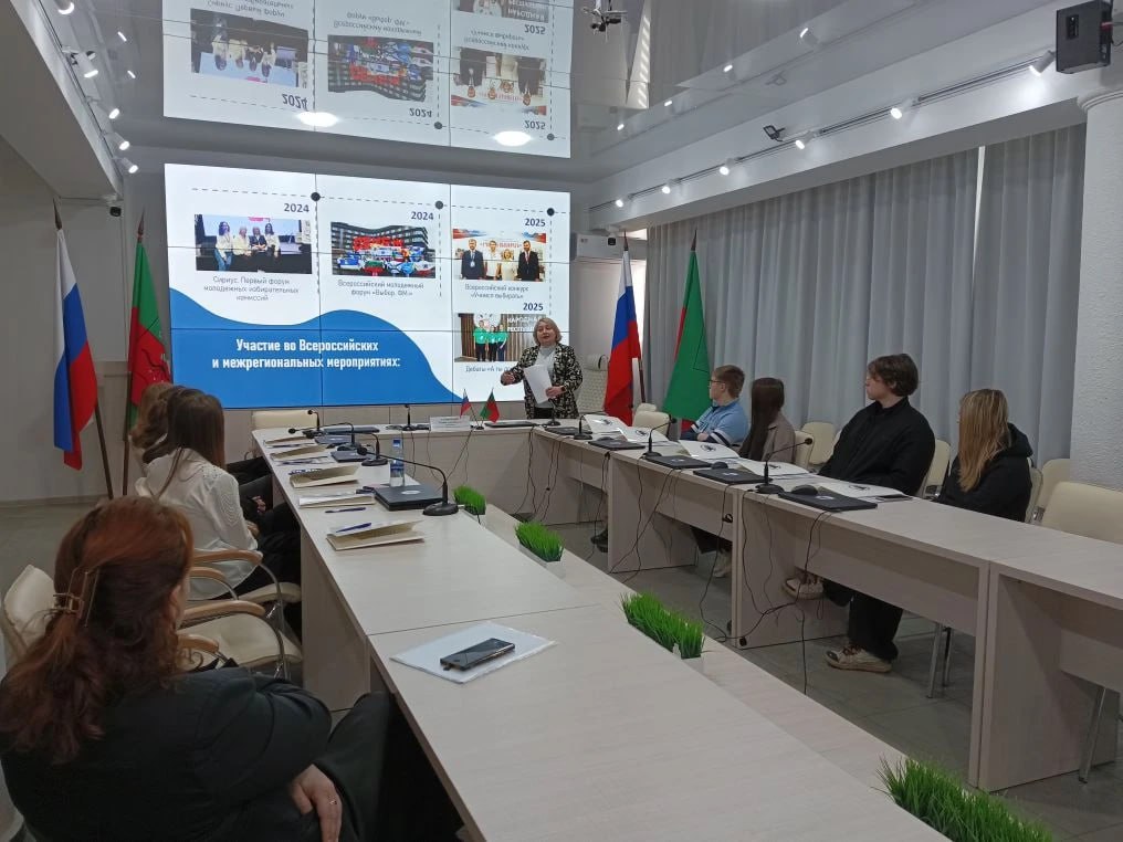 Председатель территориальной избирательной комиссии №3 провела день открытых дверей для старшеклассников Мирненской школы №6. Ребята посмотрели презентацию об избирательной комиссии, о её функциях и о том, какая сложная, но...