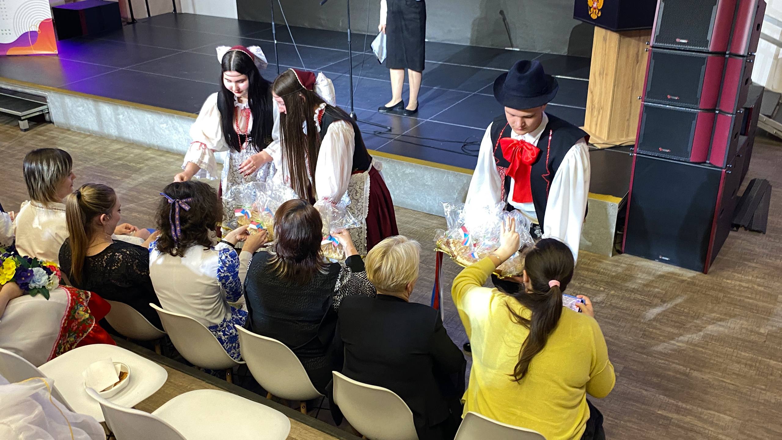 Особое место в рамках стратегической сессии «Навигаторы детства: сила в единстве» заняла вторая презентационная площадка — «Галерея национально-культурных традиций» Особое место в рамках стратегической сессии «Навигаторы детства: сила в единстве» заняла вторая презентационная площадка — «Галерея национально-культурных традиций»