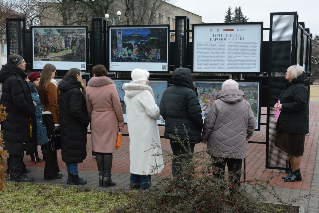 Выставка к Году единства народов России открылась в Васильевке Выставка к Году единства народов России открылась в Васильевке