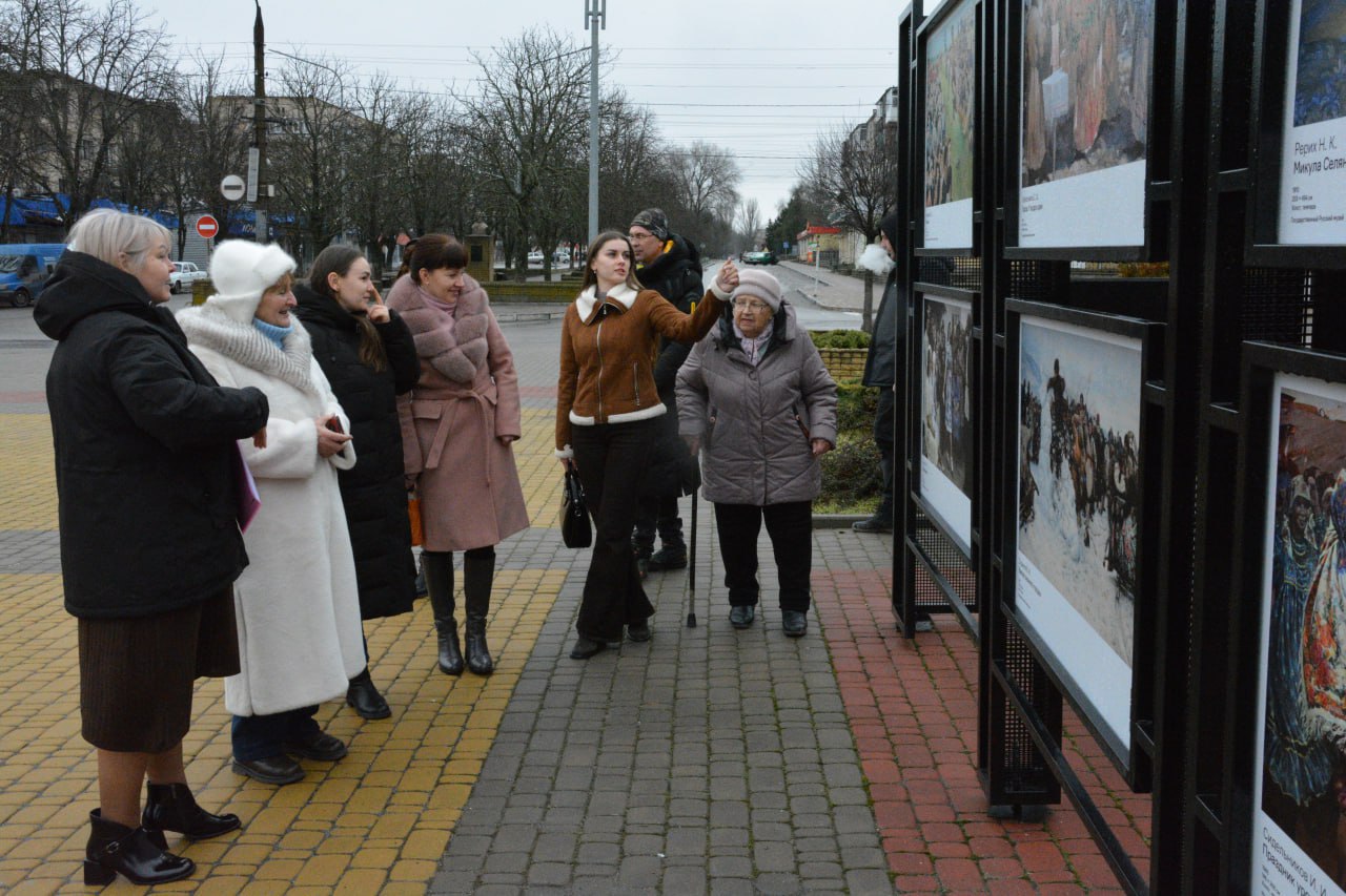 Выставка к Году единства народов России открылась в Васильевке Выставка к Году единства народов России открылась в Васильевке