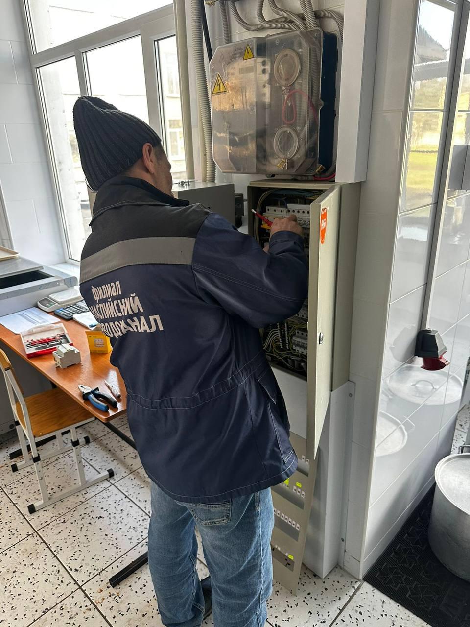 Специалисты из Дагестана восстановили электроэнергию в школе пгт Михайловка Специалисты из Дагестана восстановили электроэнергию в школе пгт Михайловка