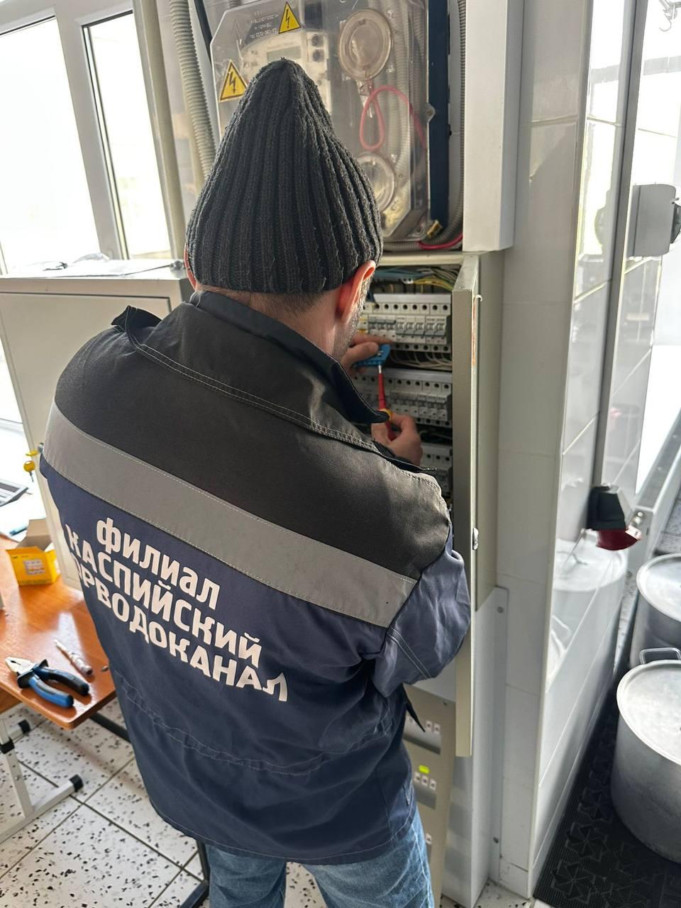 Специалисты из Дагестана восстановили электроэнергию в школе пгт Михайловка