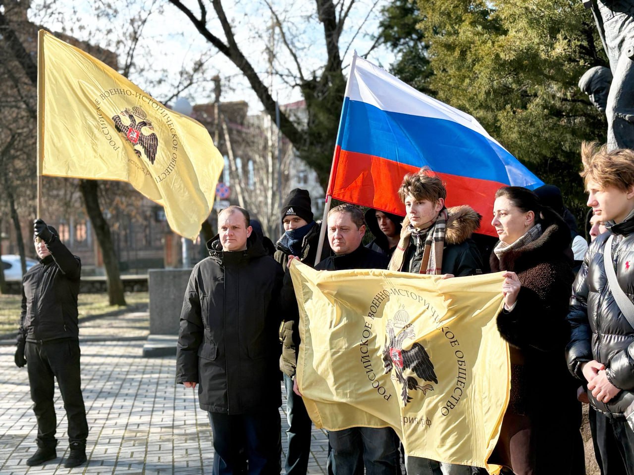 Бердянцы возложили цветы к памятному знаку в честь воинов, погибших при освобождении Новороссии Бердянцы возложили цветы к памятному знаку в честь воинов, погибших при освобождении Новороссии