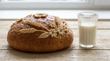 Эксперт рассказал о пользе старинного и дешевого перекуса — хлеба с молоком