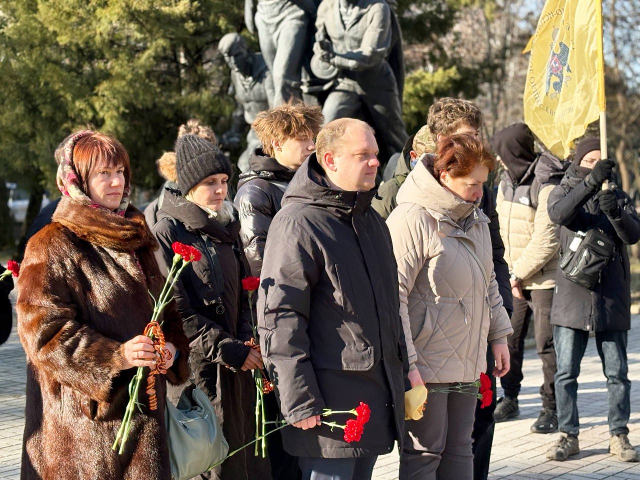 Бердянцы возложили цветы к памятному знаку в честь воинов, погибших при освобождении Новороссии Бердянцы возложили цветы к памятному знаку в честь воинов, погибших при освобождении Новороссии