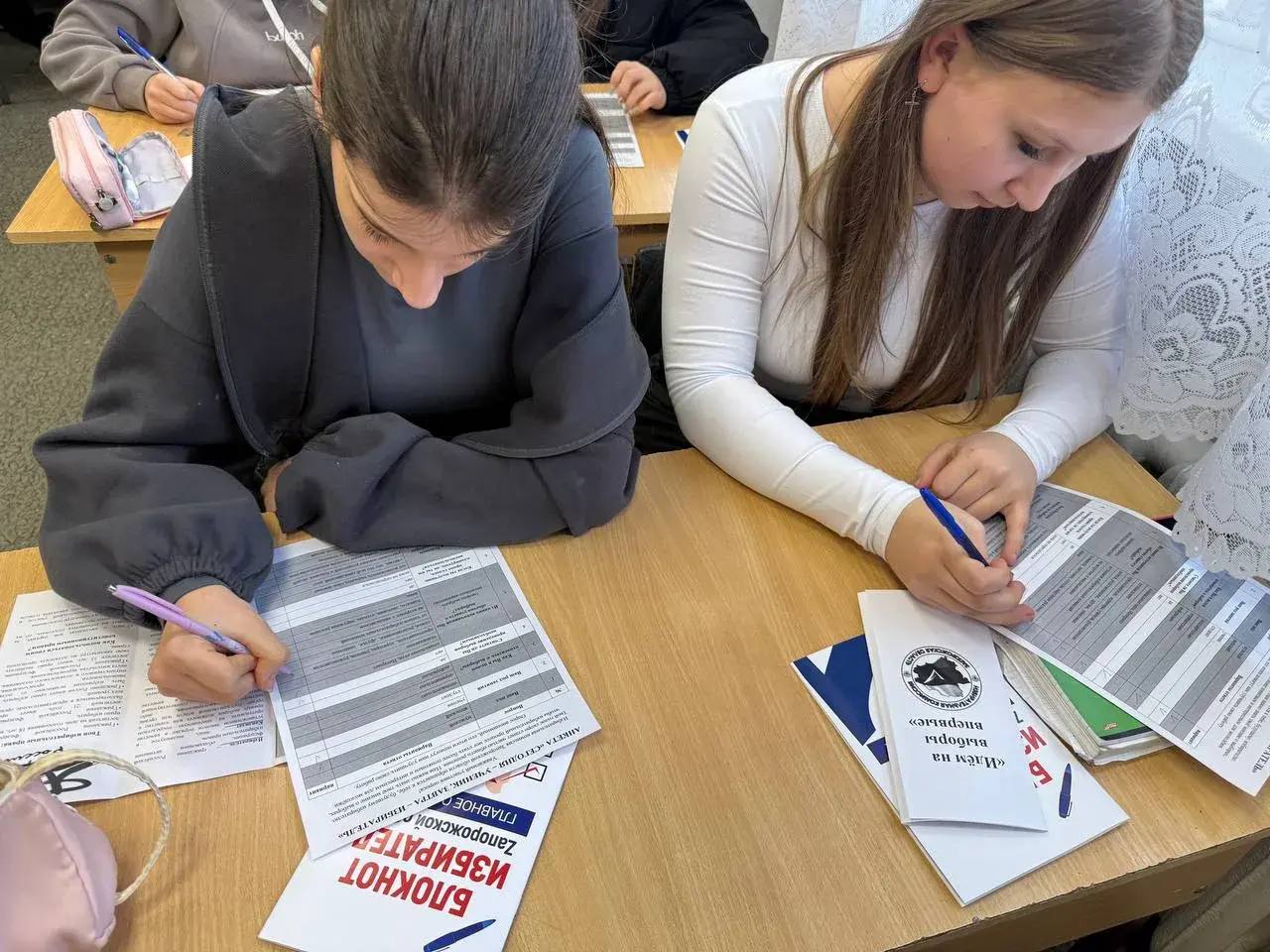 Как объяснить школьникам про выборы без скуки? Председатель территориальной избирательной комиссии № 5 Приазовского МО встретилась с учащимися ГБУ ОО ЗО «Владимировская СОШ № 10», чтобы провести для них увлекательный КВИЗ... Как объяснить школьникам про выборы без скуки? Председатель территориальной избирательной комиссии № 5 Приазовского МО встретилась с учащимися ГБУ ОО ЗО «Владимировская СОШ № 10», чтобы провести для них увлекательный КВИЗ...