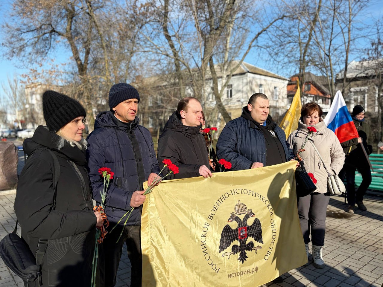 Бердянцы возложили цветы к памятному знаку в честь воинов, погибших при освобождении Новороссии Бердянцы возложили цветы к памятному знаку в честь воинов, погибших при освобождении Новороссии