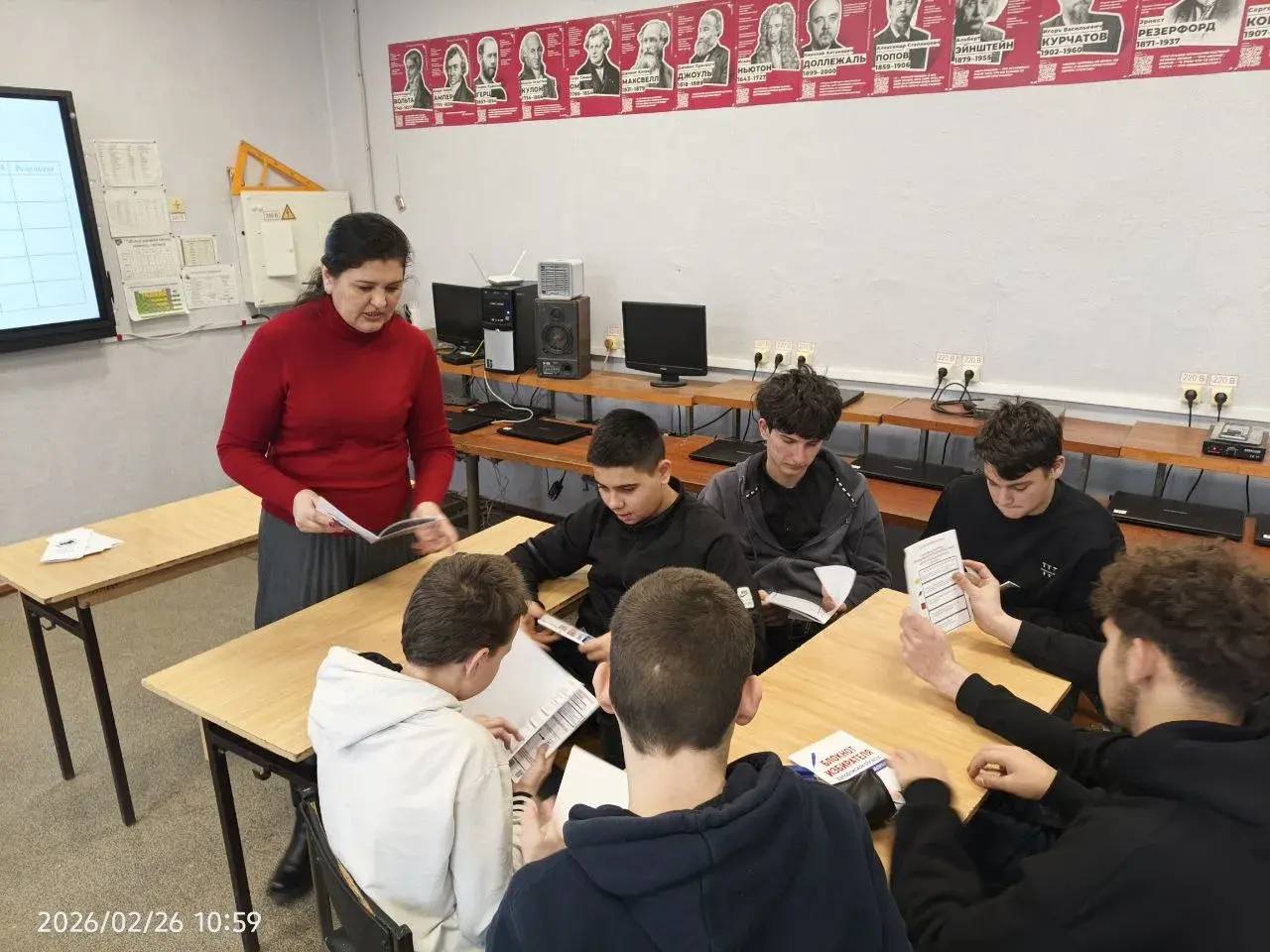 Как объяснить школьникам про выборы без скуки? Председатель территориальной избирательной комиссии № 5 Приазовского МО встретилась с учащимися ГБУ ОО ЗО «Владимировская СОШ № 10», чтобы провести для них увлекательный КВИЗ... Как объяснить школьникам про выборы без скуки? Председатель территориальной избирательной комиссии № 5 Приазовского МО встретилась с учащимися ГБУ ОО ЗО «Владимировская СОШ № 10», чтобы провести для них увлекательный КВИЗ...