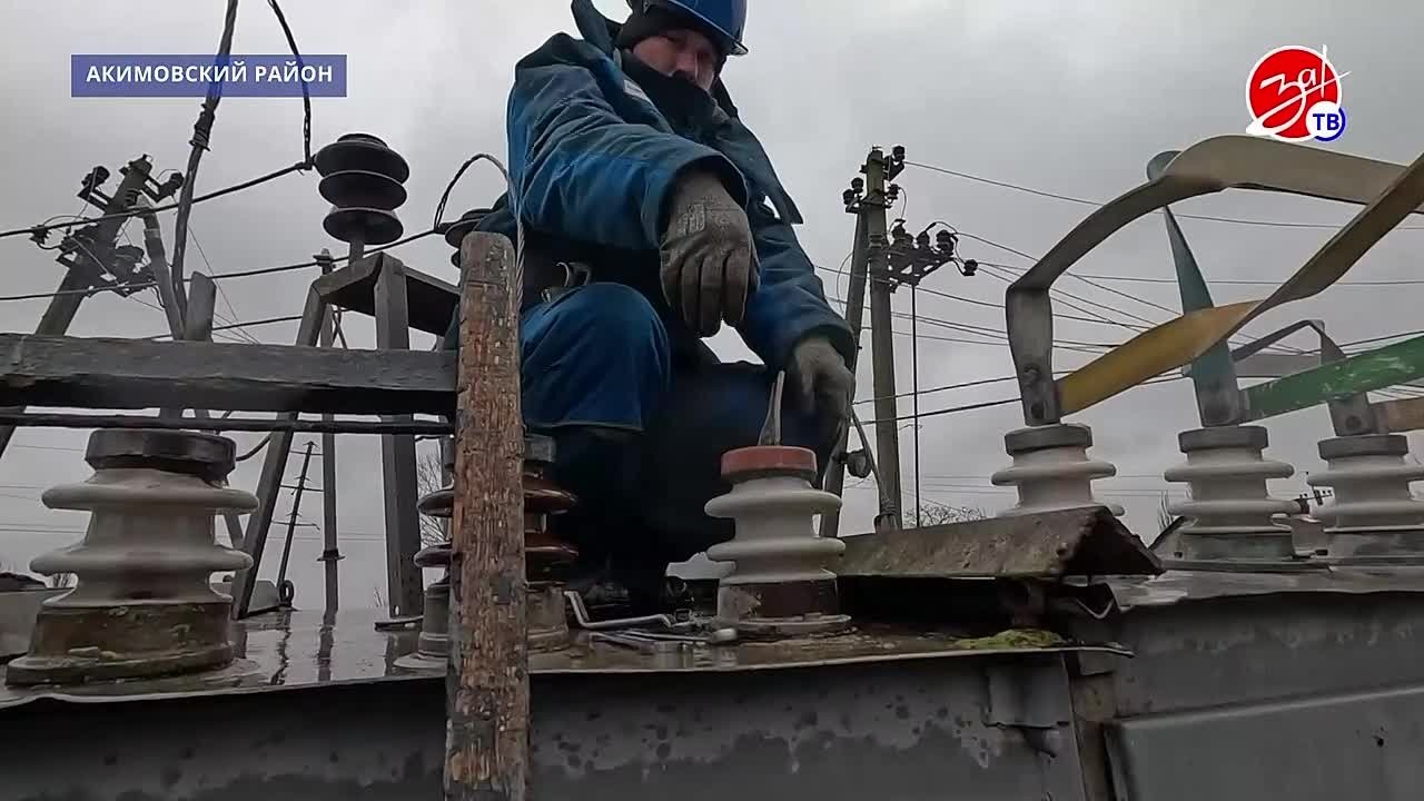 Специалисты «Запорожьеэнерого» филиала «Юго-западная электросетевая компания» проводят работы по устранению неполадок на электроподстанциях Акимовского района