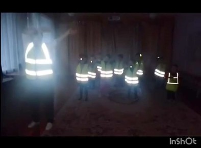 В городе Энергодаре сотрудники Госавтоинспекции совместно с отрядом юных инспекторов движения «Юные друзья порядка» школы №4 г. Энергодар провели флешмоб «Засветись сам, засвети ребёнка»