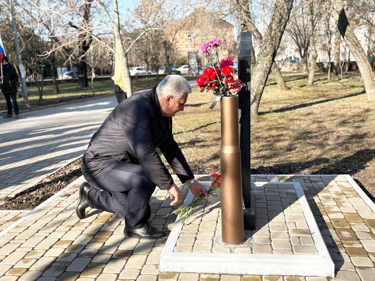 Бердянцы возложили цветы к памятному знаку в честь воинов, погибших при освобождении Новороссии Бердянцы возложили цветы к памятному знаку в честь воинов, погибших при освобождении Новороссии