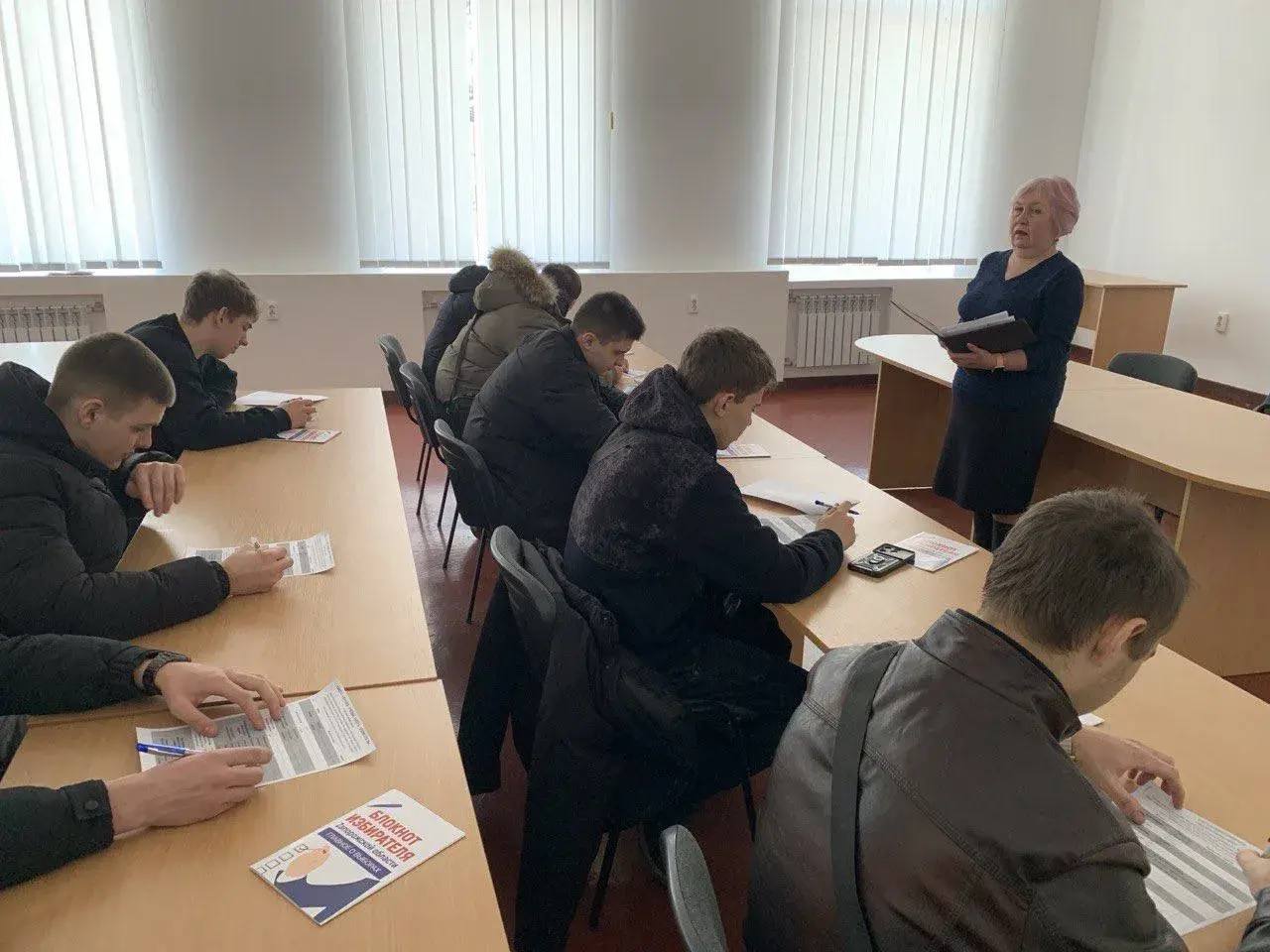 27 февраля в рамках мероприятий, приуроченных ко Дню молодого избирателя, председатель территориальной избирательной комиссии № 19 провела анкетирование среди учащихся ГБПОУ «Михайловское профессиональное училище»