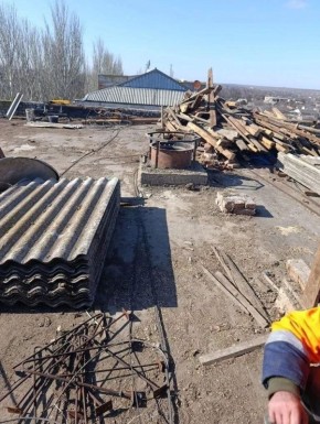 В доме на улице Пролетарской в Пологах демонтируется старое кровельное покрытие