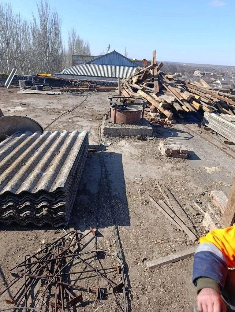 В доме на улице Пролетарской в Пологах демонтируется старое кровельное покрытие