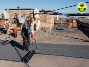 В Мелитополе ведутся работы по текущему ремонту кровель многоквартирных домов