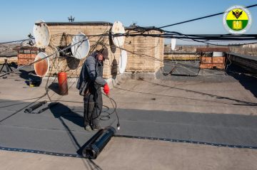 Ремонт кровель многоквартирных домов продолжается в Мелитополе