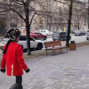 Запорожье. Наши дни. На улицах города был замечен воинственный незнакомец, твердым шагом направлявшийся по своим таинственным делам