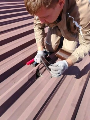 Строительный инструмент из Карелии помогает восстанавливать кровли после обстрелов