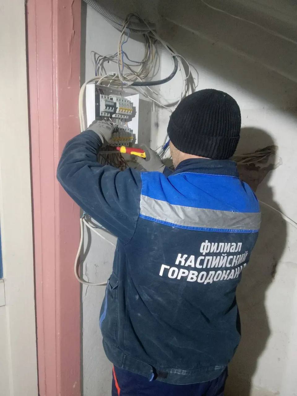 Более 20 устройств электротехники заменили дагестанские специалисты в здании Администрации пгт Михайловка