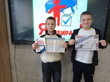 В ГБУ ОО ЗО «Черниговская СОШ № 1» (пгт Черниговка) заместитель председателя УИК № 329, педагог Т.П. Семенихина, ко Дню молодого избирателя провела для учеников 5 класса беседу «Я — будущий избиратель»