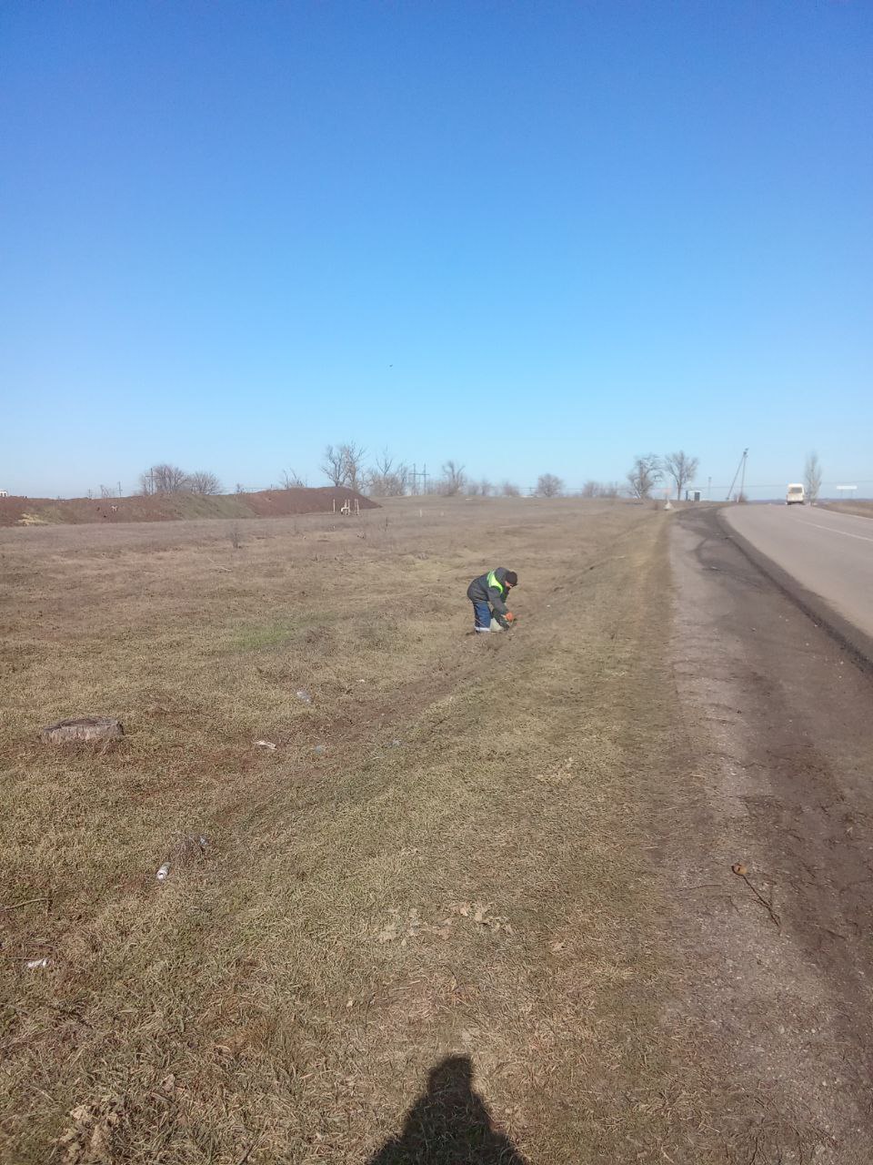 Сотрудники МБУ «Жилсервис»проводят работы по благоустройству территории при въезде в село Новониколаевка со стороны трассы М-14 Сотрудники МБУ «Жилсервис»проводят работы по благоустройству территории при въезде в село Новониколаевка со стороны трассы М-14