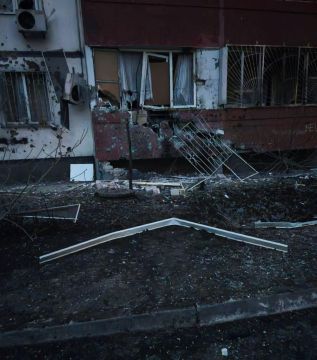 Ночной обстрел ВСУ: прямое попадание во дворе жилого дома