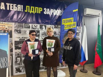 Цветы, медали и душевное чаепитие: поздравили матерей солдат с наступающим 8 Марта