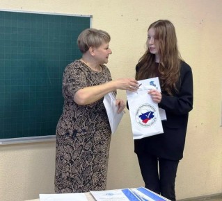 Председатель ТИК №2 приняла участие в приятной миссии – награждении детей, отличившихся на региональном этапе Всероссийской олимпиады школьников по вопросам избирательного права и избирательного процесса "Софиум", и...