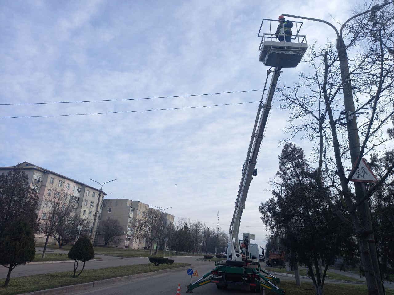 Бригады Акимовского ЖКХ и шеф-региона Ярославской области выполняют работы по монтажу линии уличного освещения на центральной улице Акимовки Бригады Акимовского ЖКХ и шеф-региона Ярославской области выполняют работы по монтажу линии уличного освещения на центральной улице Акимовки