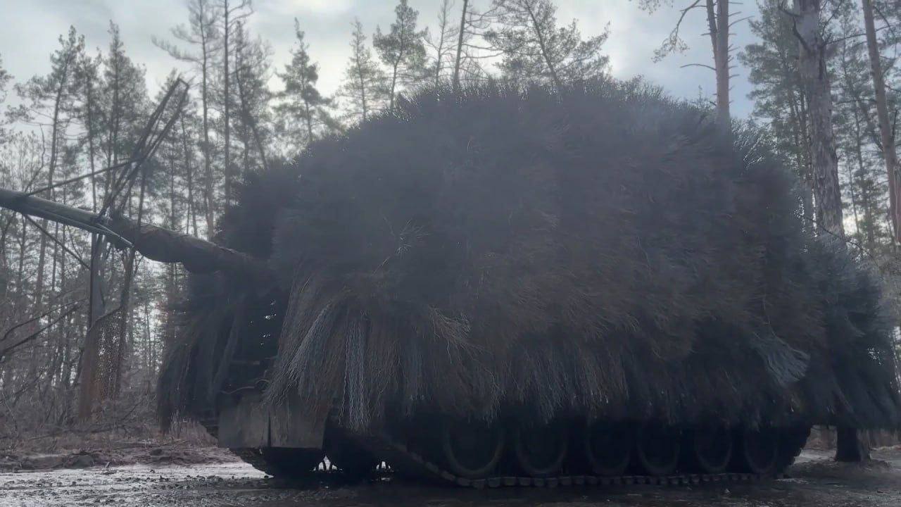 Т-80БВ ВС РФ с дополнительной противодроновой защитой Т-80БВ ВС РФ с дополнительной противодроновой защитой