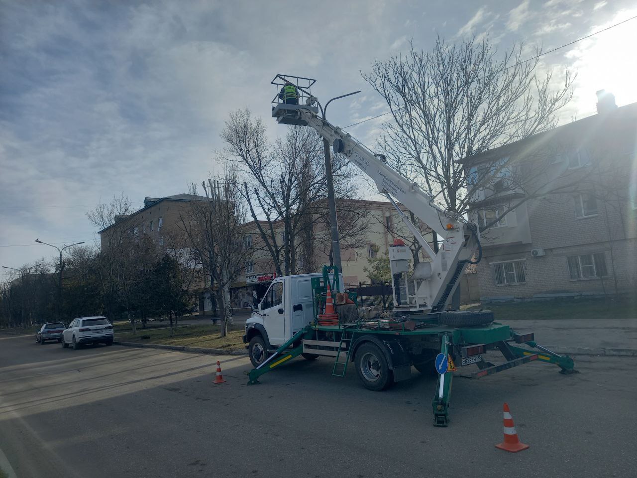 Бригады Акимовского ЖКХ и шеф-региона Ярославской области выполняют работы по монтажу линии уличного освещения на центральной улице Акимовки Бригады Акимовского ЖКХ и шеф-региона Ярославской области выполняют работы по монтажу линии уличного освещения на центральной улице Акимовки