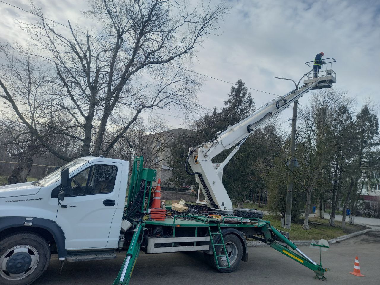 Бригады Акимовского ЖКХ и шеф-региона Ярославской области выполняют работы по монтажу линии уличного освещения на центральной улице Акимовки Бригады Акимовского ЖКХ и шеф-региона Ярославской области выполняют работы по монтажу линии уличного освещения на центральной улице Акимовки