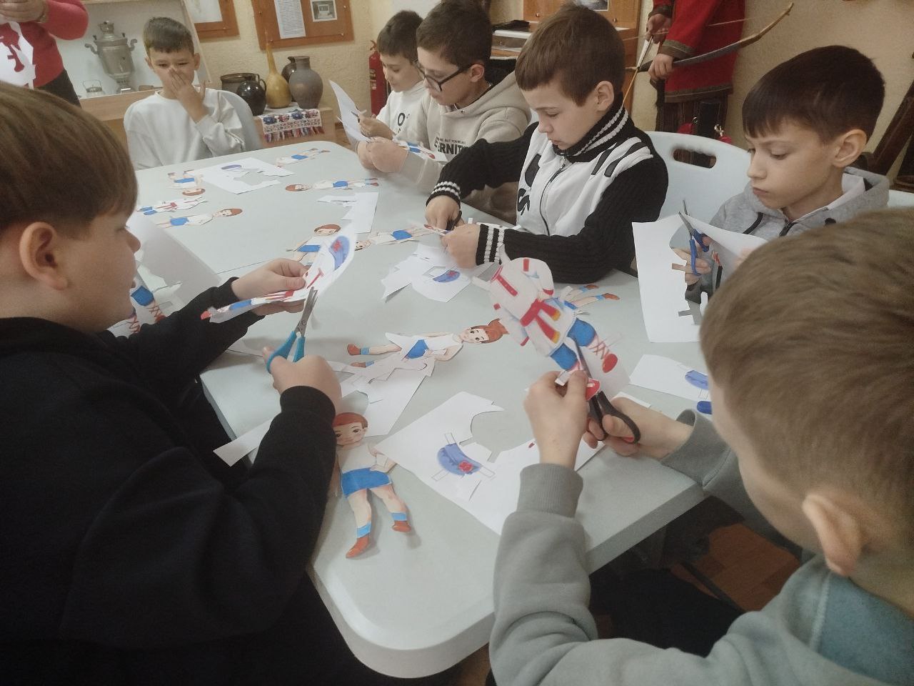 В ознаменование празднования Года единства народов России в МБУ «Приазовский краеведческий музей» состоялось открытие цикла мастер классов « Национальные костюмы народов России», в котором на протяжении года будет рассказано... В ознаменование празднования Года единства народов России в МБУ «Приазовский краеведческий музей» состоялось открытие цикла мастер классов « Национальные костюмы народов России», в котором на протяжении года будет рассказано...