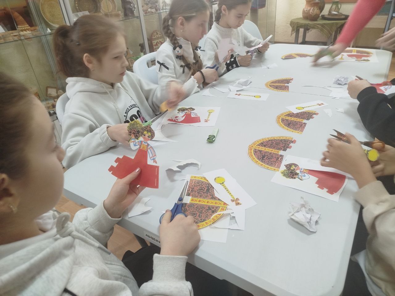 В ознаменование празднования Года единства народов России в МБУ «Приазовский краеведческий музей» состоялось открытие цикла мастер классов « Национальные костюмы народов России», в котором на протяжении года будет рассказано... В ознаменование празднования Года единства народов России в МБУ «Приазовский краеведческий музей» состоялось открытие цикла мастер классов « Национальные костюмы народов России», в котором на протяжении года будет рассказано...