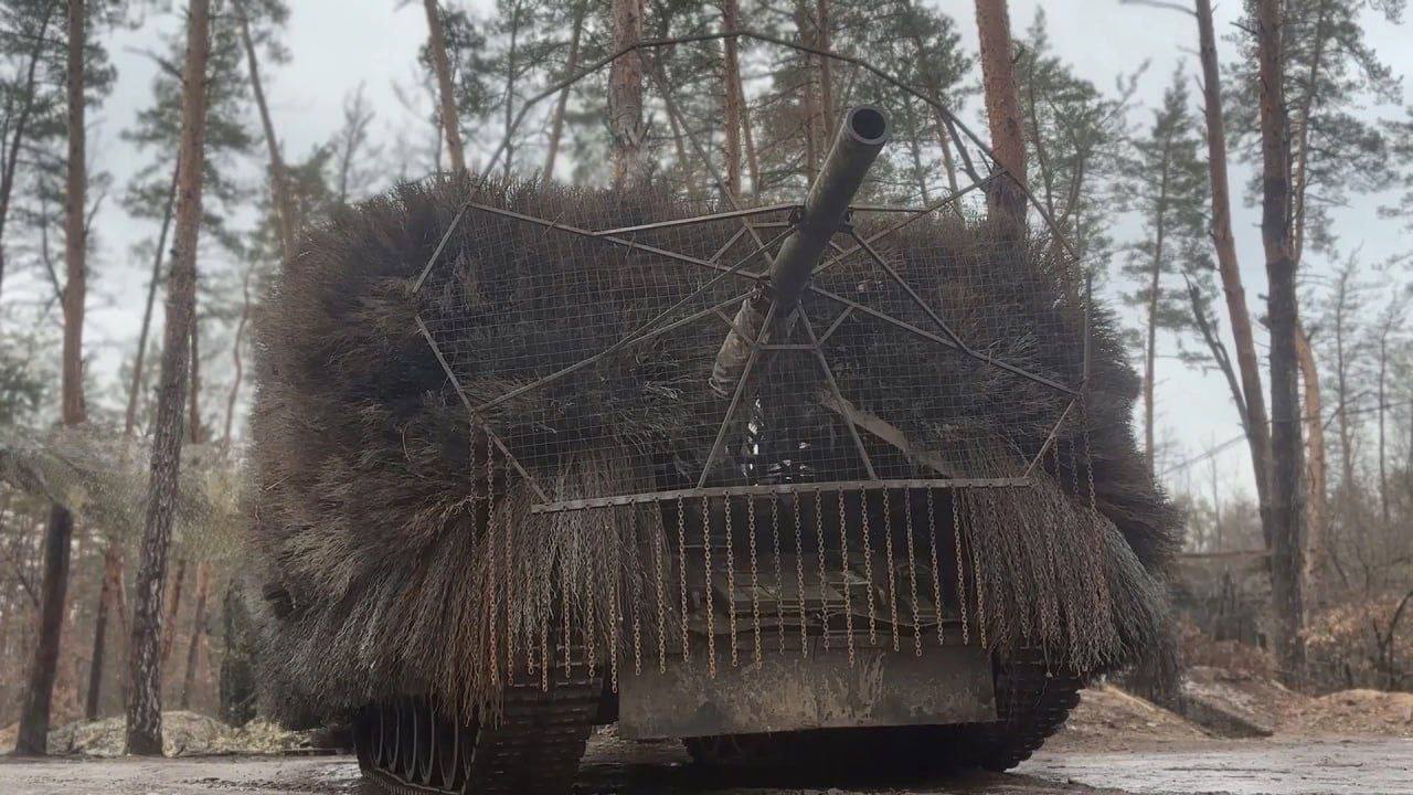 Т-80БВ ВС РФ с дополнительной противодроновой защитой Т-80БВ ВС РФ с дополнительной противодроновой защитой