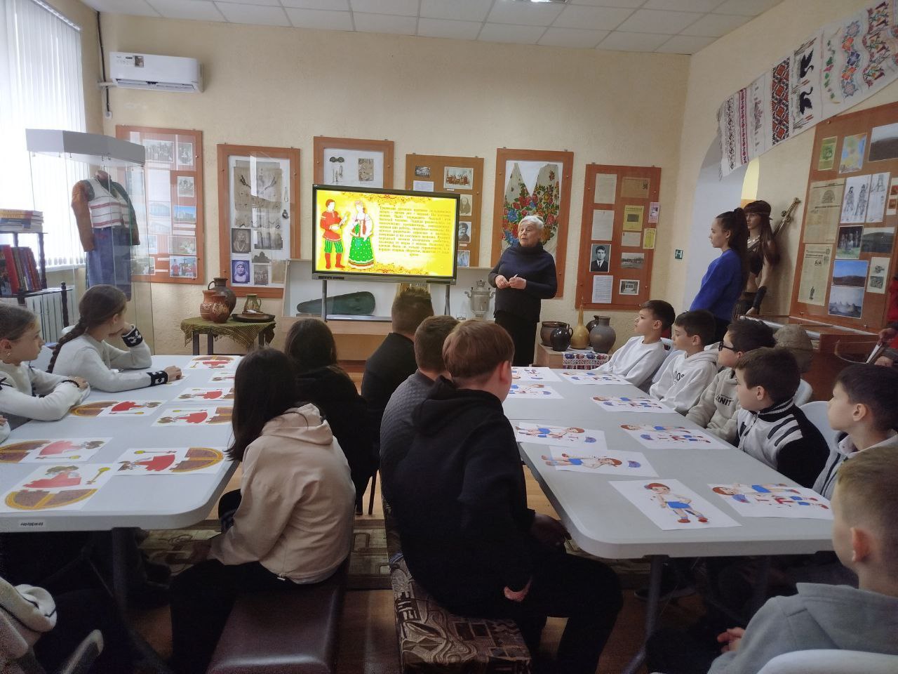 В ознаменование празднования Года единства народов России в МБУ «Приазовский краеведческий музей» состоялось открытие цикла мастер классов « Национальные костюмы народов России», в котором на протяжении года будет рассказано... В ознаменование празднования Года единства народов России в МБУ «Приазовский краеведческий музей» состоялось открытие цикла мастер классов « Национальные костюмы народов России», в котором на протяжении года будет рассказано...