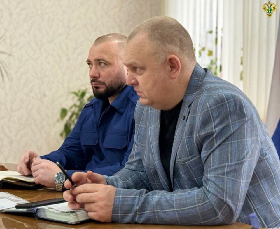 Заместитель прокурора Мелитопольского района Руслан Будник совместно с главой Мелитопольского муниципального округа Дмитрием Чувашовым провели выездной прием граждан в селах Новгородковка и Долинское