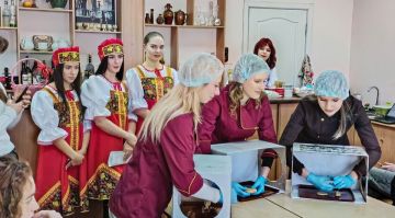 В МелГУ прошел мастер-класс по росписи пряников