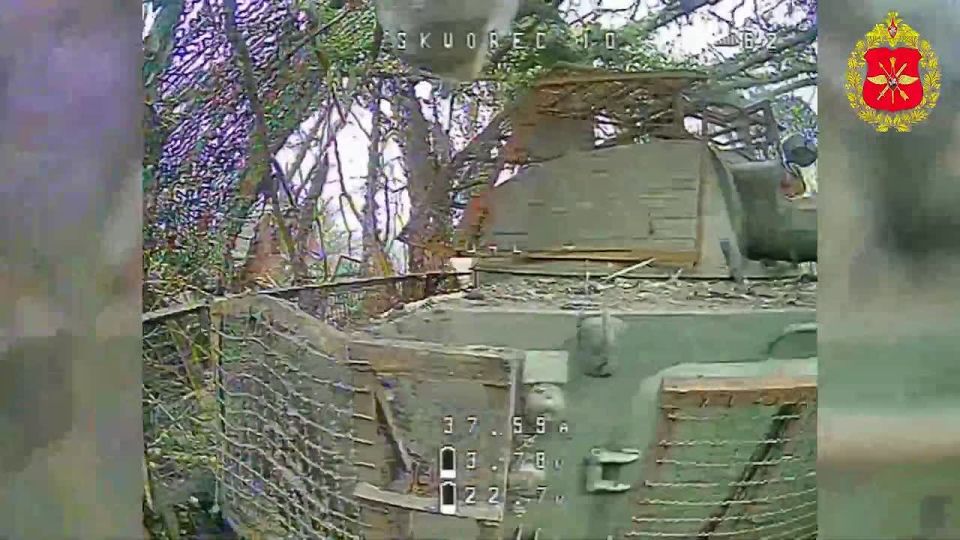 Минобороны России: 00:00 Расчет барражирующего боеприпаса «Ланцет» 18-й общевойсковой армии группировки «Днепр» поразил орудие полевой артиллерии противника на правом берегу Днепра в Херсонской области