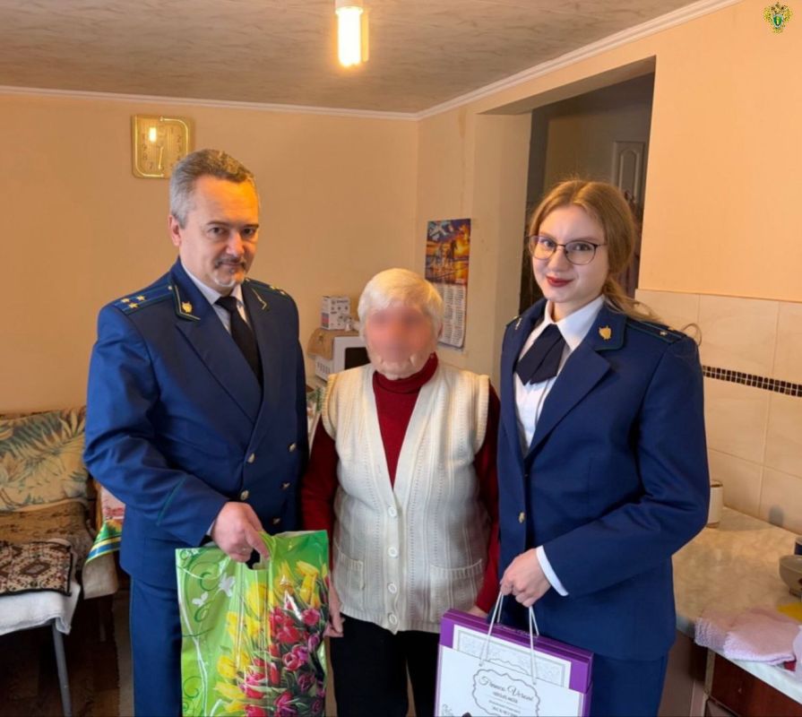 В преддверии самого весеннего праздника прокурор Приморского района Алексей Батайкин и помощник прокурора София Климович навестили женщину, чей сын сейчас защищает Родину в зоне специальной военной операции