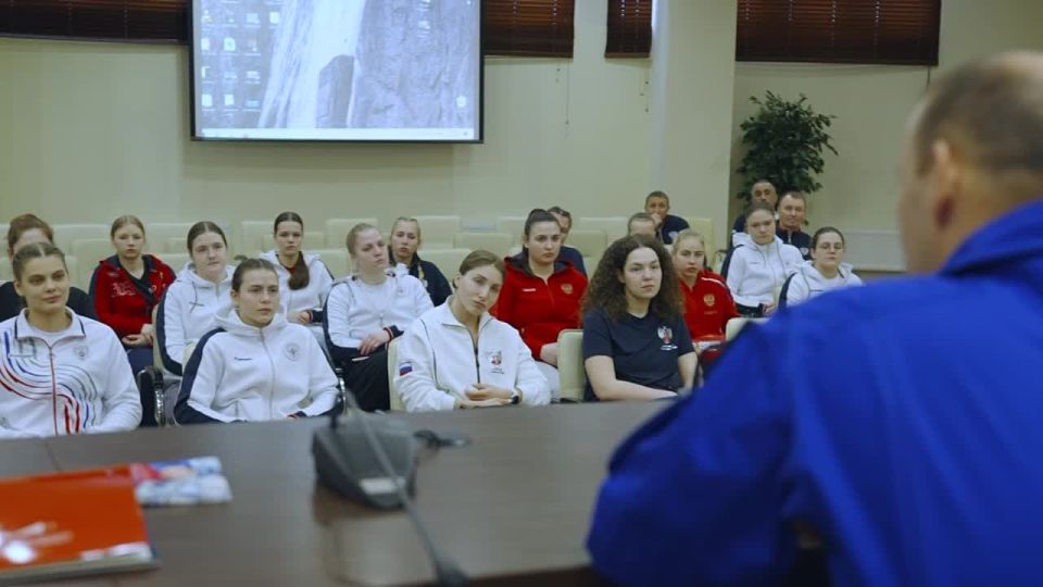 Сегодня в гостях у женской и юниорской сборных команд России по боксу, которые проводят тренировочные мероприятия на базе «Озеро Круглое», побывал уникальный человек — летчик-космонавт, Герой России Иван Вагнер