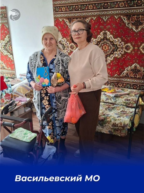 Члены партии Единая Россия поздравили женщин накануне с Международным женским днём