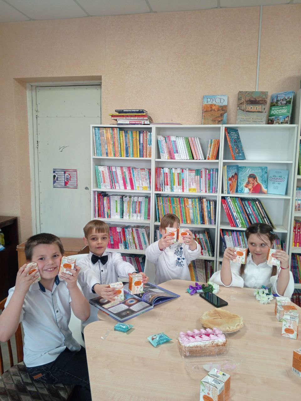 Степановская Первая библиотека совместно с Степановским Первым СДК поздравили всех девочек, девушек и женщин с Днем весны 8 Марта