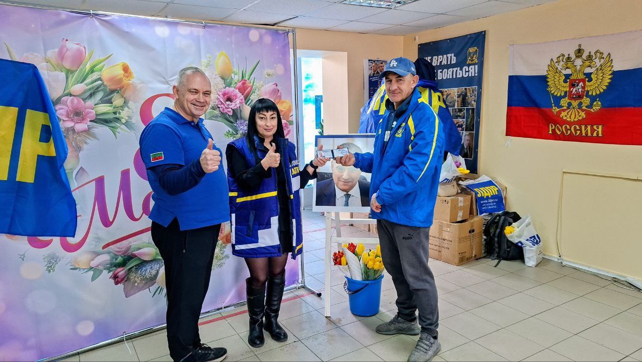 Новая кровь ЛДПР: в Энергодаре пополнение встретили партбилетами и теплыми словами Новая кровь ЛДПР: в Энергодаре пополнение встретили партбилетами и теплыми словами