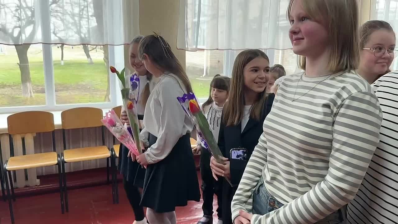 Сильные руки дарят нежные цветы!