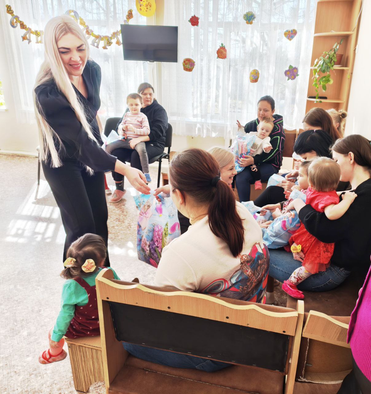 8 Марта с душевным теплом: сотрудники ЗАГСа поддержали молодых мам с малышами 8 Марта с душевным теплом: сотрудники ЗАГСа поддержали молодых мам с малышами