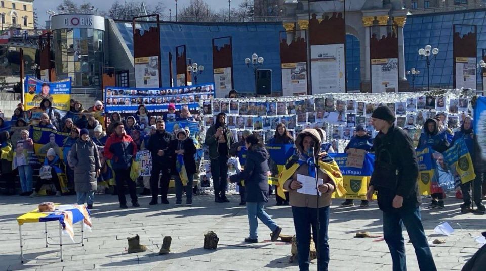 Киев вышел на Майдан: семьи пропавших солдат требуют правды, пока Зеленский мечтает о Дубае